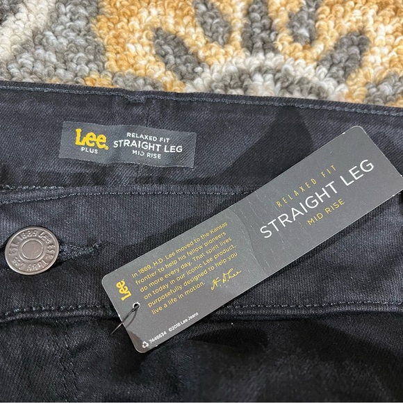 NWT Women’s Lee Plus Relaxed Fit Straight Leg Mid Rise Jeans Black 26W Medium - Picture 3 of 7